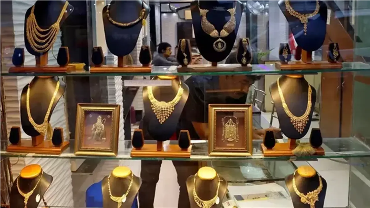 تحديثات الأسعار.. حركة بيع وشراء الذهب في تداولات الأربعاء بالأسواق المحلية والبورصة العالمية